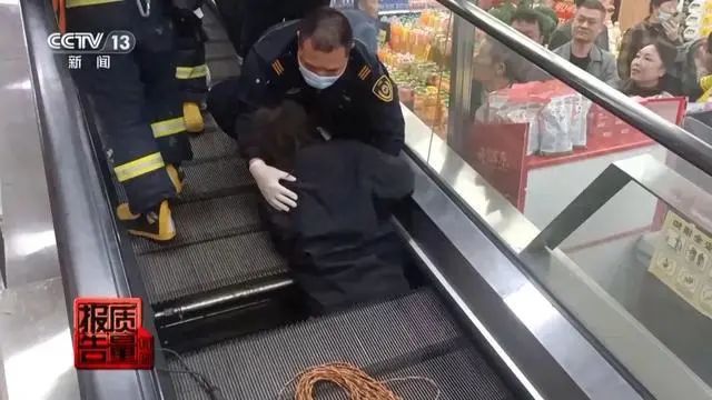 上海“4·4”自动人行道事故原因披露，央视专题报道：“电梯维保”如何保平安?